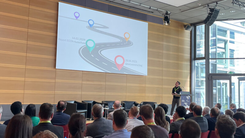 Prepaid-Kongress - Impression 2024 - Vortragender auf der Bühne ist Christian Walz