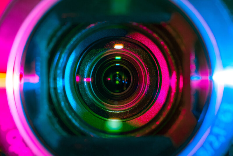 Fachartikel Geldwäsche & Recht - Das Videoidentifizierungsverfahren: Die rechtssichere und bedarfsgerechte Alternative zur Vor-Ort-Prüfung? | Peter Frey und Awet Yohannes von Annerton